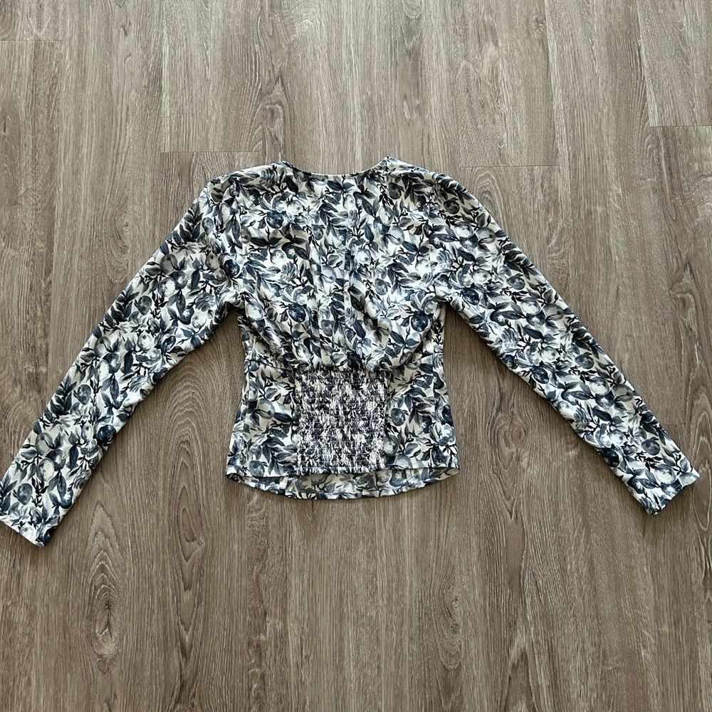 A&F Printed V Neck Top - Picture 7 of 8